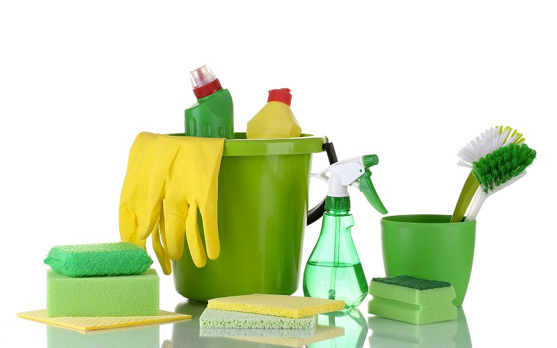 Utilize detergente neutro e produto limpa-vidros